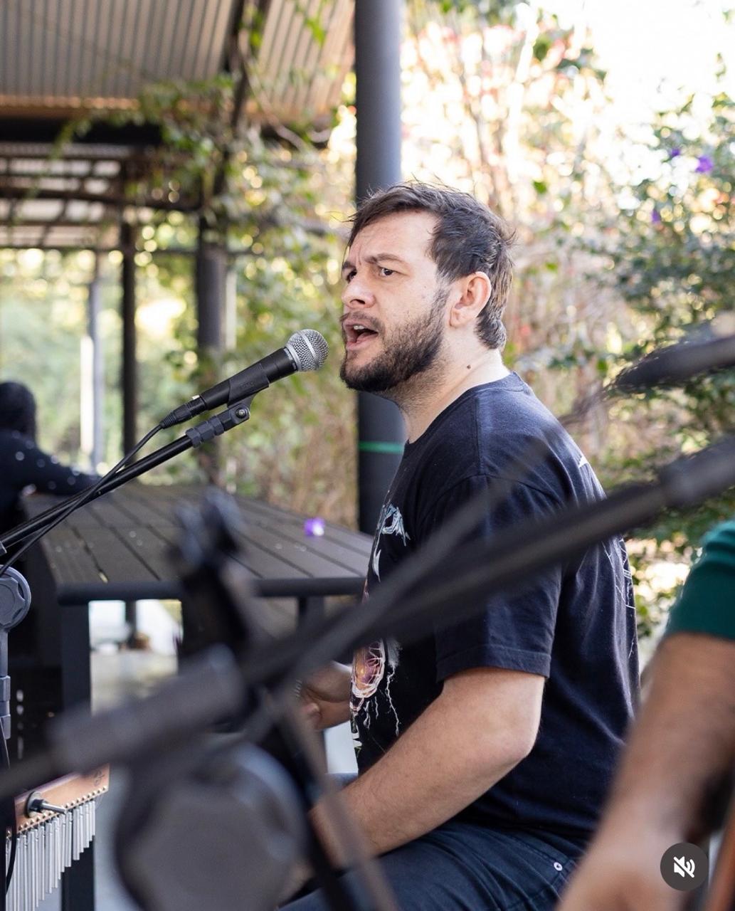 Algum Ritmo em apresentação ao vivo